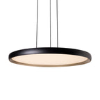 Suspension Vik vue de dessous large diffuseur blanc cerné d'un liseré doré dans un anneau noir