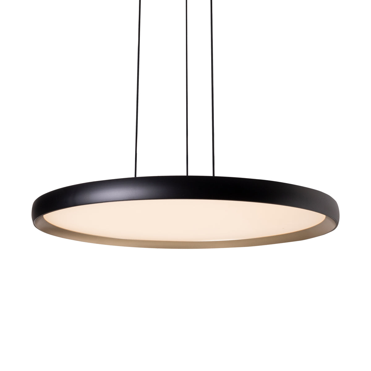 Suspension Vik vue de dessous large diffuseur blanc cerné d'un liseré doré dans un anneau noir