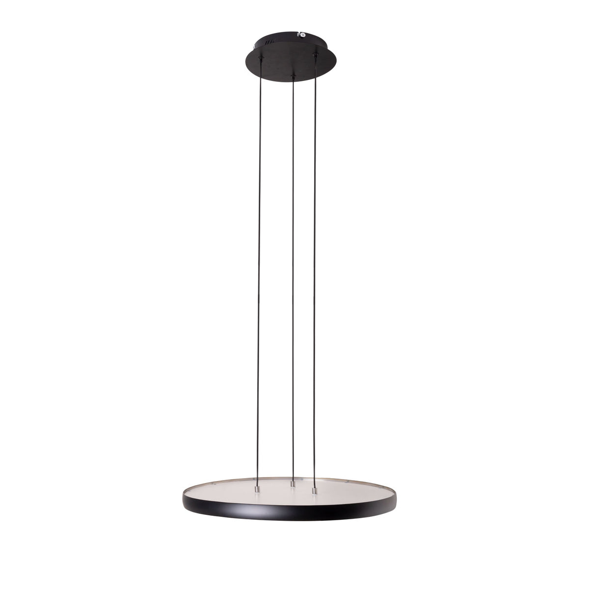 Suspension Vik disque noir vue de trois quarts tenue par trois câbles sous une rosace ronde