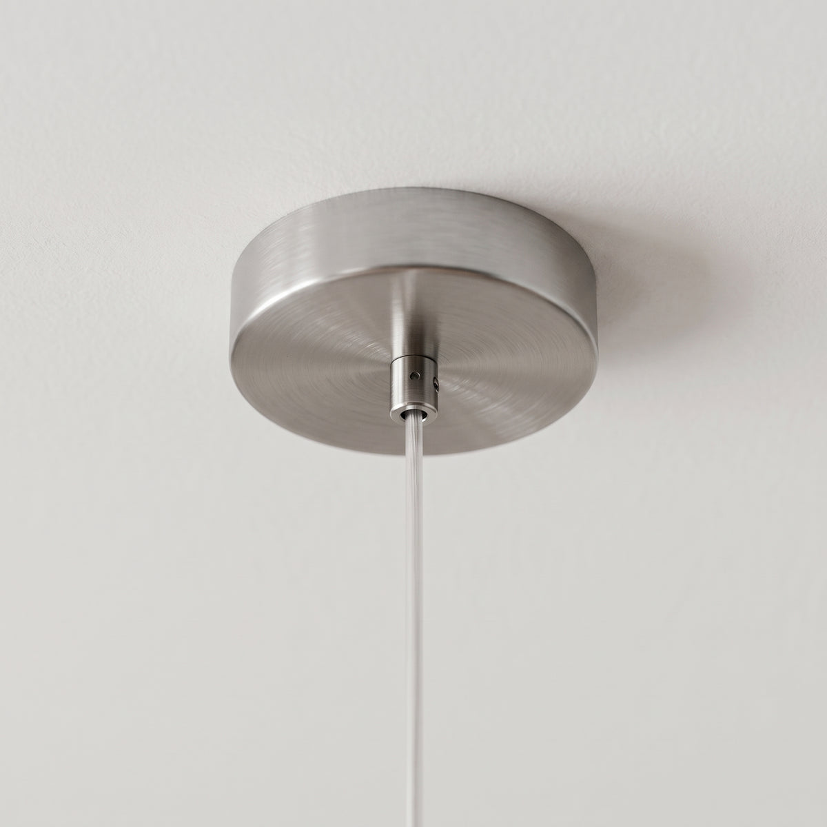 Rosace ronde en acier brossé et fixation du câble de la suspension Watton
