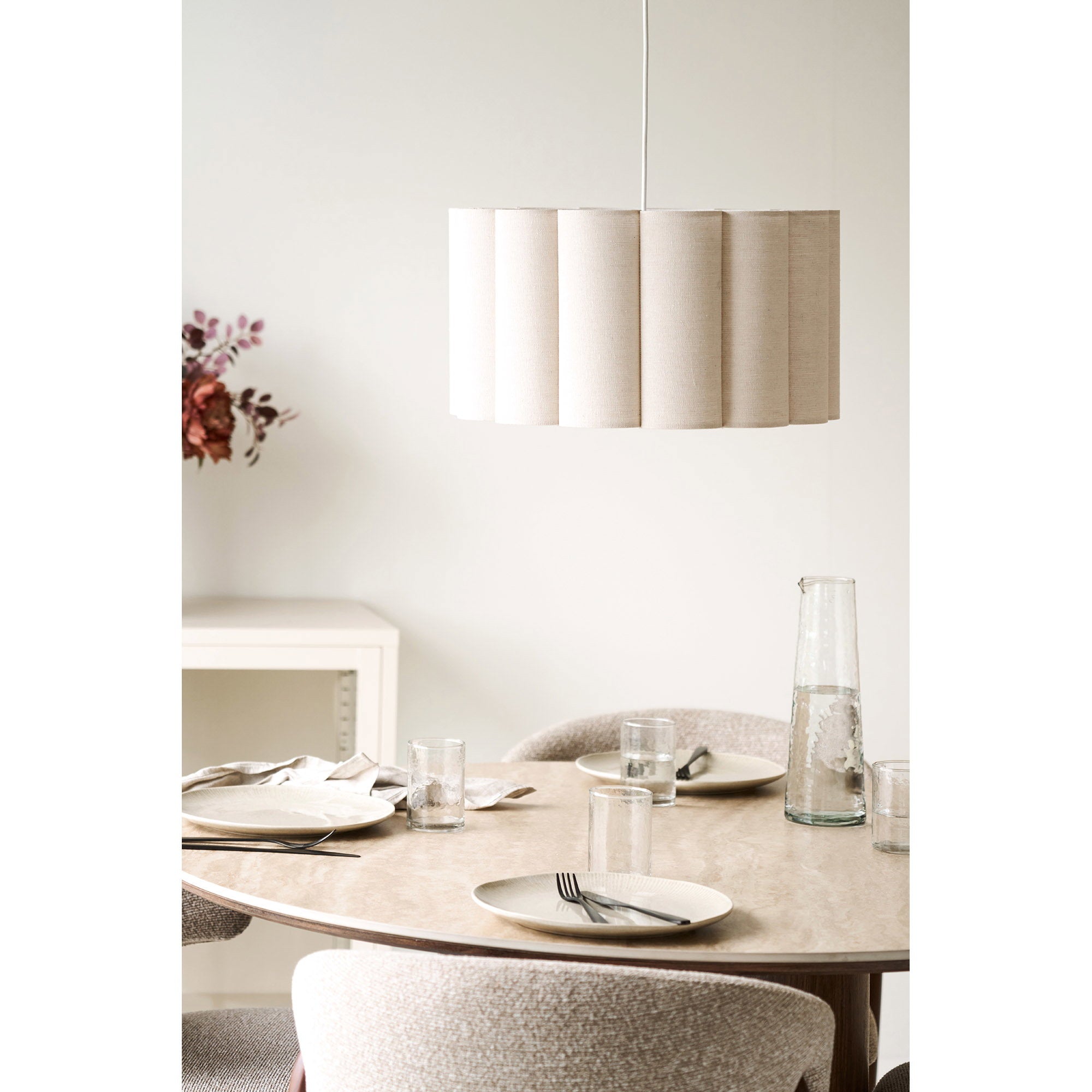 Suspension Watton abat jour tissu plissé écru 45 cm en situation