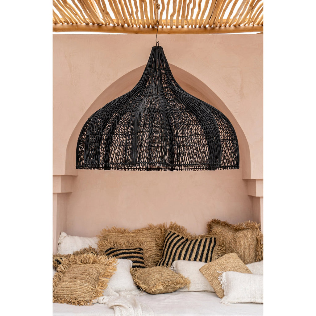 Abat-jour de suspension Whipped en rotin noir 110 cm en situation