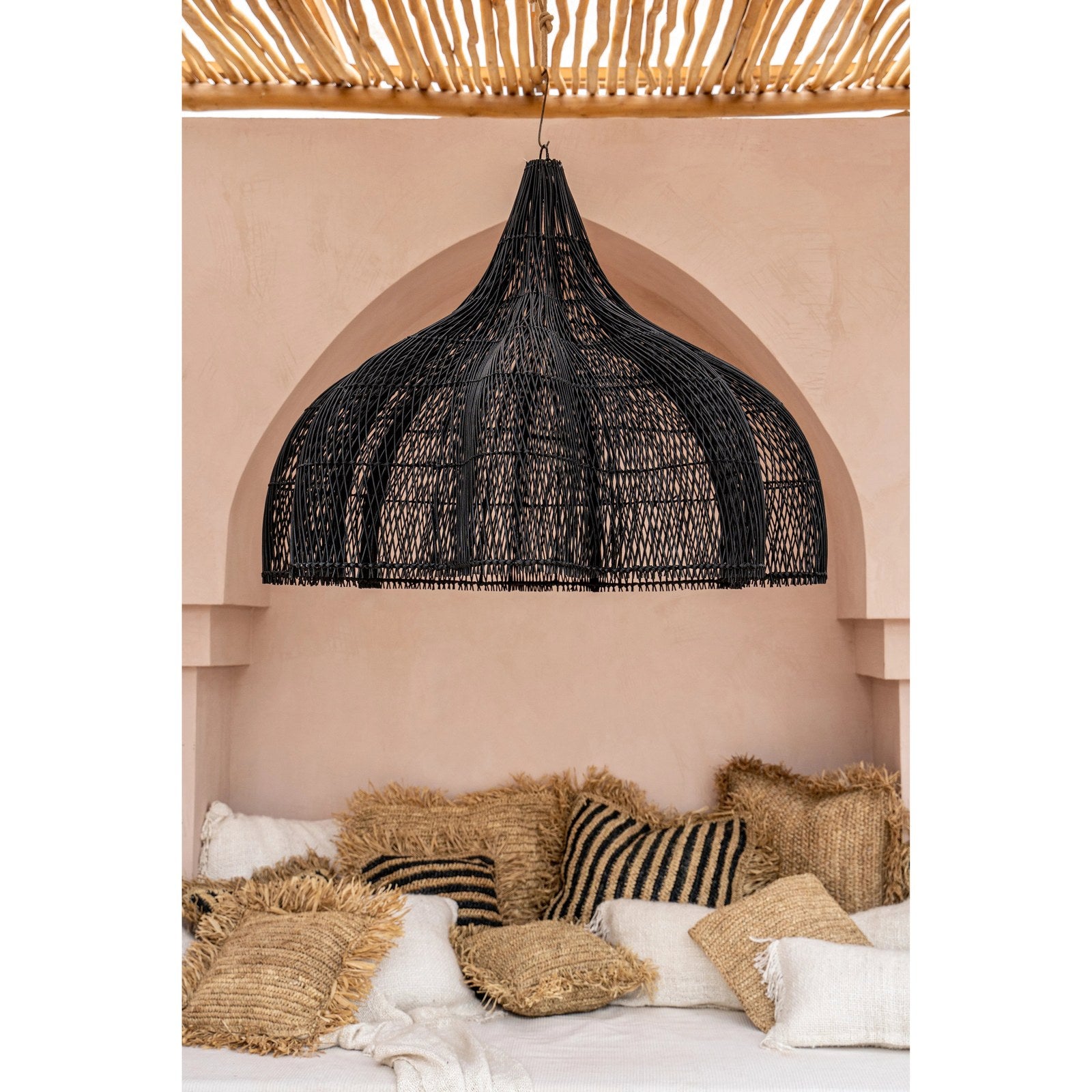 Abat-jour de suspension Whipped en rotin noir 110 cm en situation