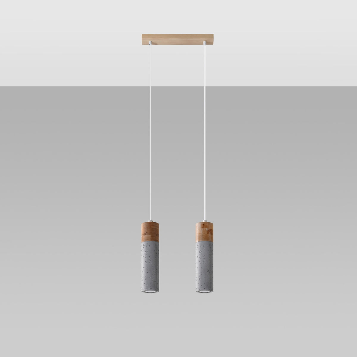 Suspension Zane 2 lumières éteinte avec ses deux tubes béton et bois sous une rosace en bois