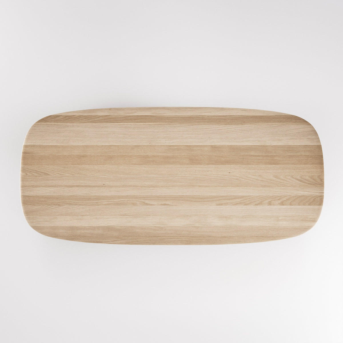 Plateau de la table à manger Amos en chêne naturel vu de dessus et ses angles arrondis