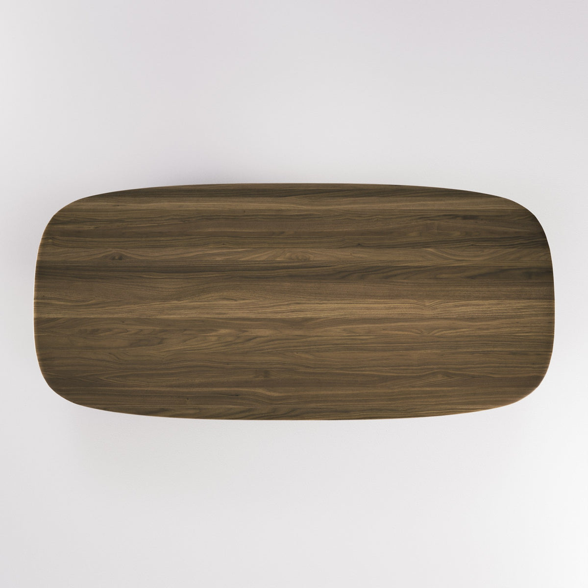 Plateau de la table à manger Amos en noyer foncé vu de dessus et ses angles arrondis