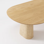Extrémité arrondie du plateau en chêne naturel de la table Anchor au-dessus de son socle