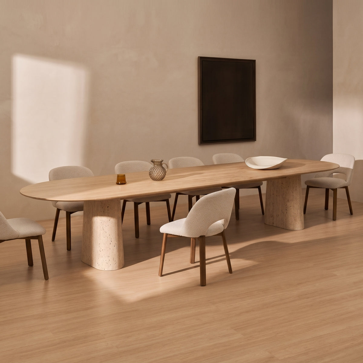 Table à manger Anchor 300 cm en chêne naturel dans une salle à manger, entourée de chaises claires, avec une carafe et un plat posés dessus
