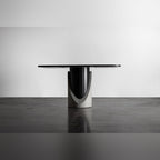 Table à manger Sharp vue de face avec le sous-plateau visible et la découpe en arche du lest en béton autour du fût