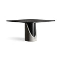 Table à manger Sharp carrée avec plateau en chêne noir et pied central en béton gris et acier noir facetté