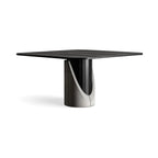 Table à manger Sharp carrée avec plateau en chêne noir et pied central en béton gris et acier noir facetté