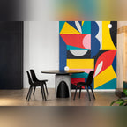 Table à manger Sharp entourée de trois chaises noires devant une fresque murale colorée