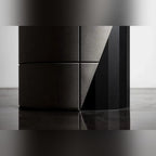 Détail du pied de la table Sharp avec ses demi-lests en béton et la découpe en biais sur le fût en acier noir