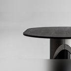 Détail du plateau plaqué chêne teinté noir aux angles arrondis de la table Sharp oblongue