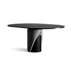 Table à manger Sharp oblongue plateau plaqué chêne noir et pied en béton gris naturel et acier noir facetté sur fond blanc