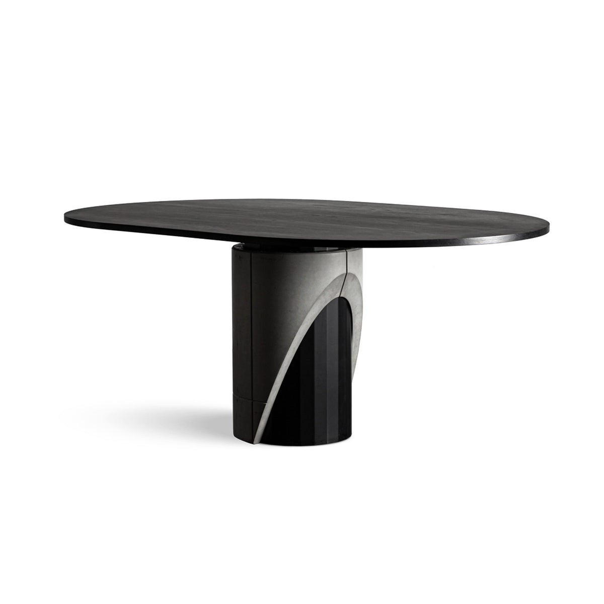 Table à manger Sharp oblongue plateau plaqué chêne noir et pied en béton gris naturel et acier noir facetté sur fond blanc