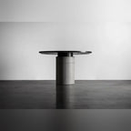 Table à manger Sharp vue du côté où son lest en béton gris naturel ne montre aucune découpe
