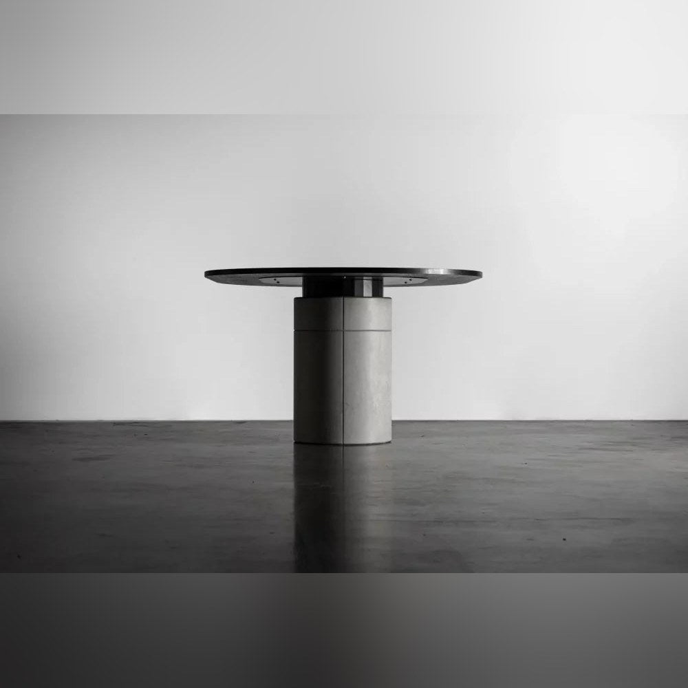 Table à manger Sharp vue du côté où son lest en béton gris naturel ne montre aucune découpe