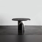 Table à manger Sharp oblongue vue de face avec son lest en béton en arche sur un sol en béton sombre