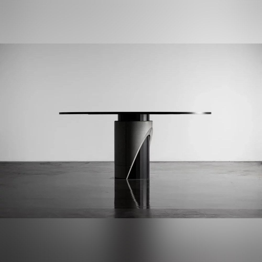 Table à manger Sharp oblongue vue de profil avec la découpe en biais du lest en béton sur le fût noir