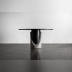 Table à manger Sharp ronde vue de face avec son lest en béton ouvert en U sur le fût en acier noir
