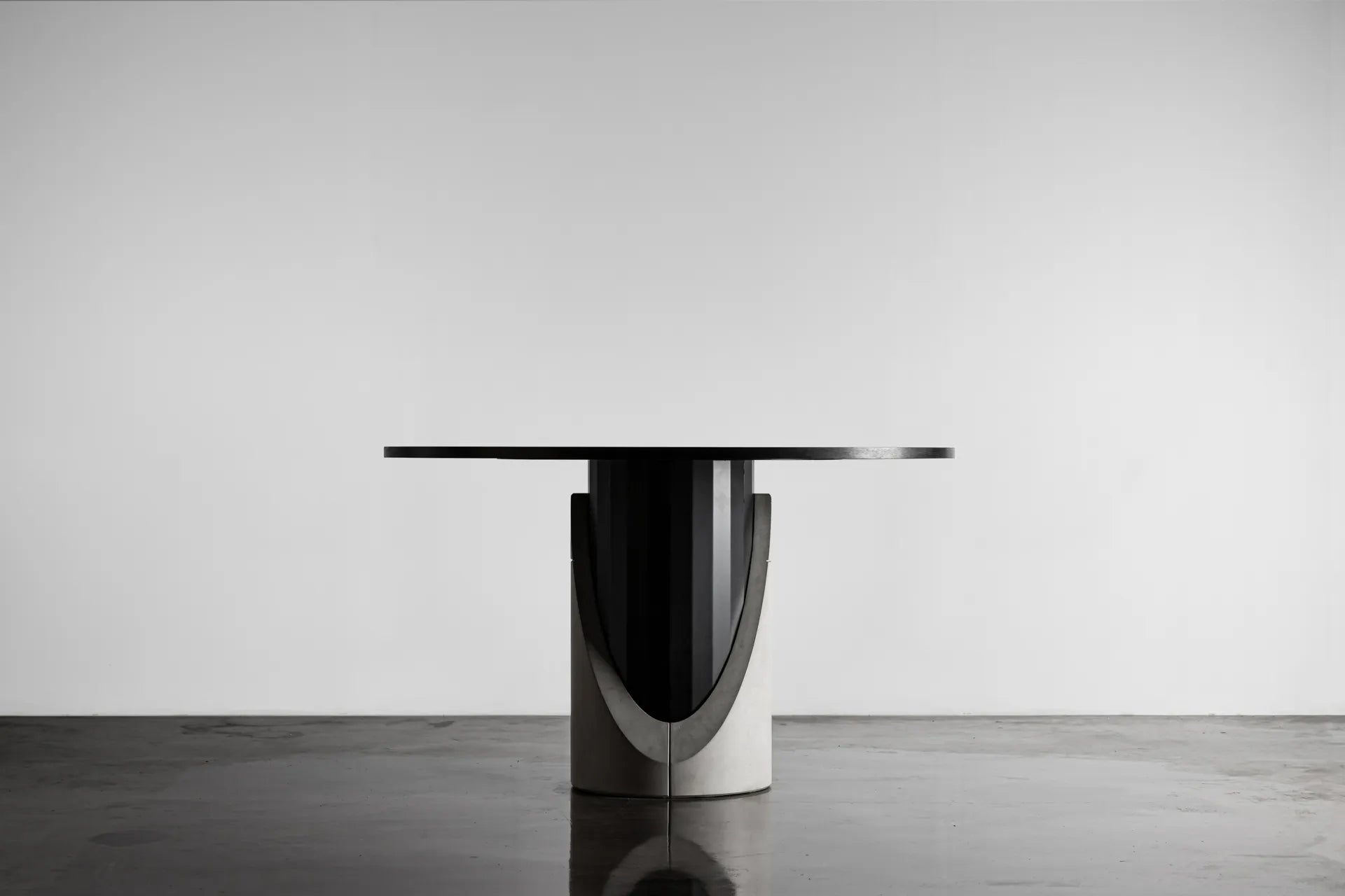 Table à manger en béton Sharp ronde en situation