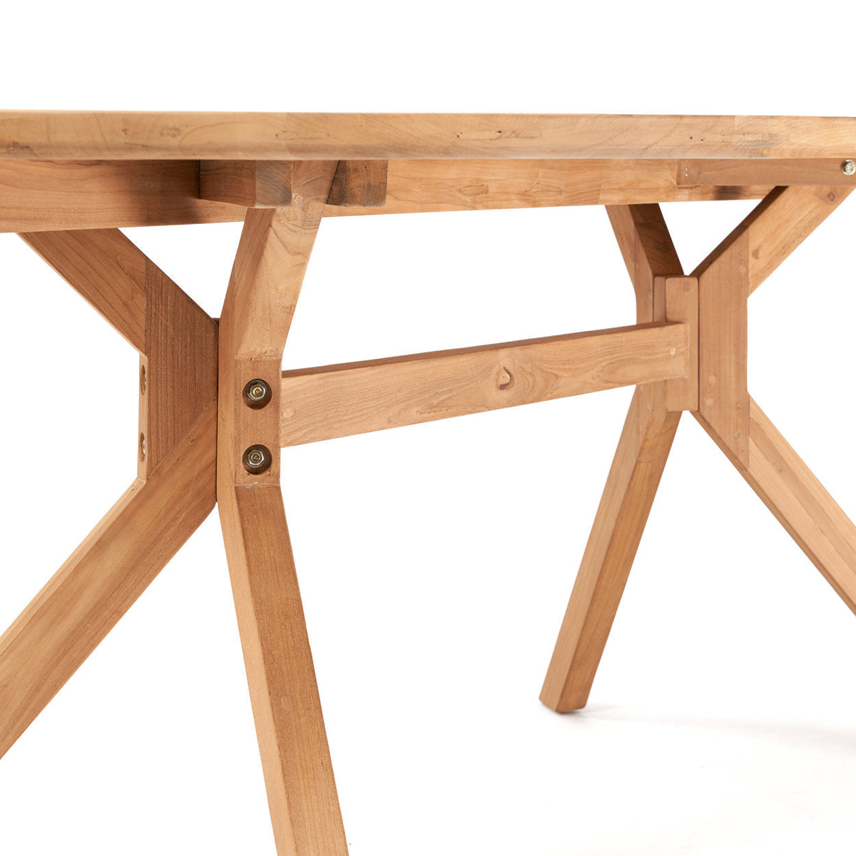 Détail du piètement en teck de la table Kulala avec ses jambes obliques et ses boulons