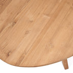 Détail du plateau en teck recyclé de la table Kulala avec ses nœuds ses bouchons et ses jointures de planches