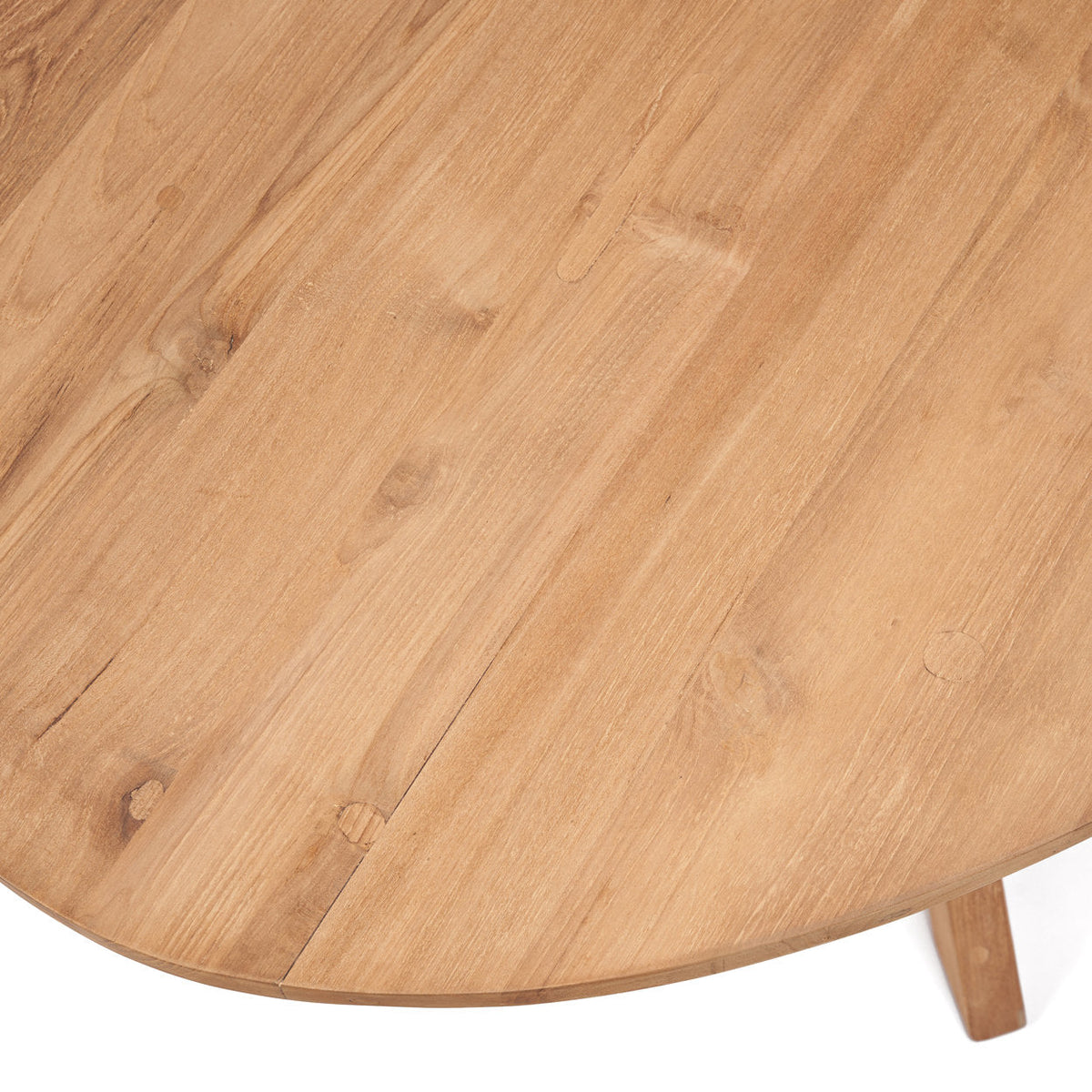 Détail du plateau en teck recyclé de la table Kulala avec ses nœuds ses bouchons et ses jointures de planches