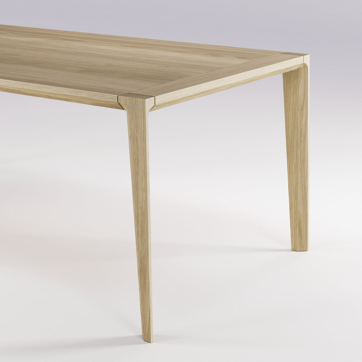 Angle du plateau et haut d'un pied de la table Raia en chêne naturel