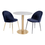 Table Bolzano entourée de deux chaises en velours bleu nuit sur fond blanc