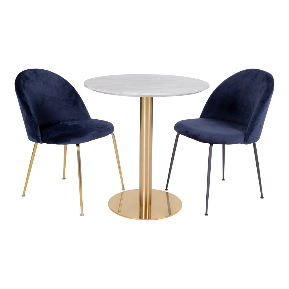 Table Bolzano entourée de deux chaises en velours bleu nuit sur fond blanc
