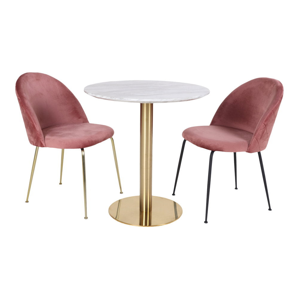 Table Bolzano entourée de deux chaises en velours rose sur fond blanc