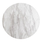 Plateau rond de la table Bolzano vu du dessus avec son décor marbré blanc veiné de gris