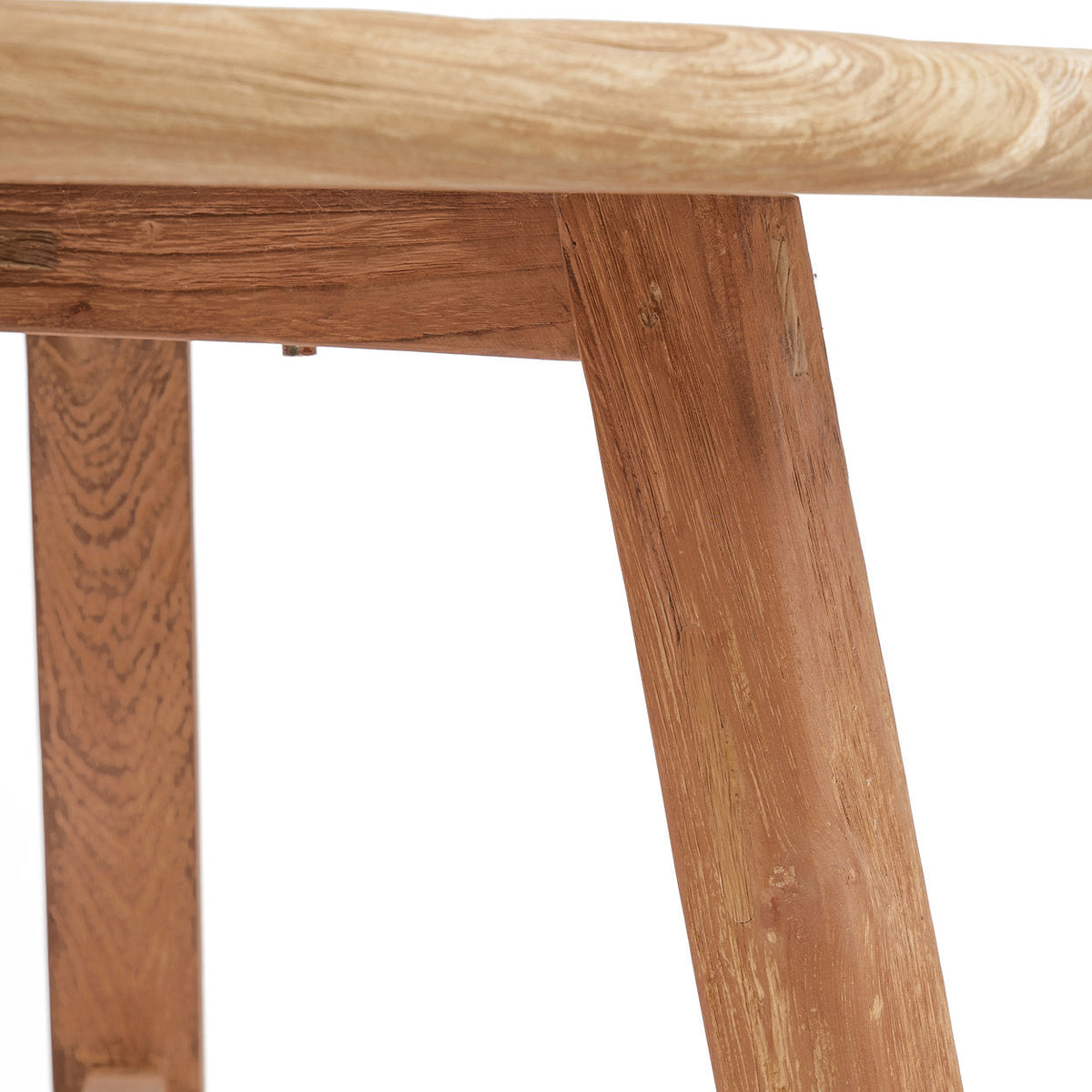 Détail d'un pied et de la ceinture en teck brut de la table Noguchi