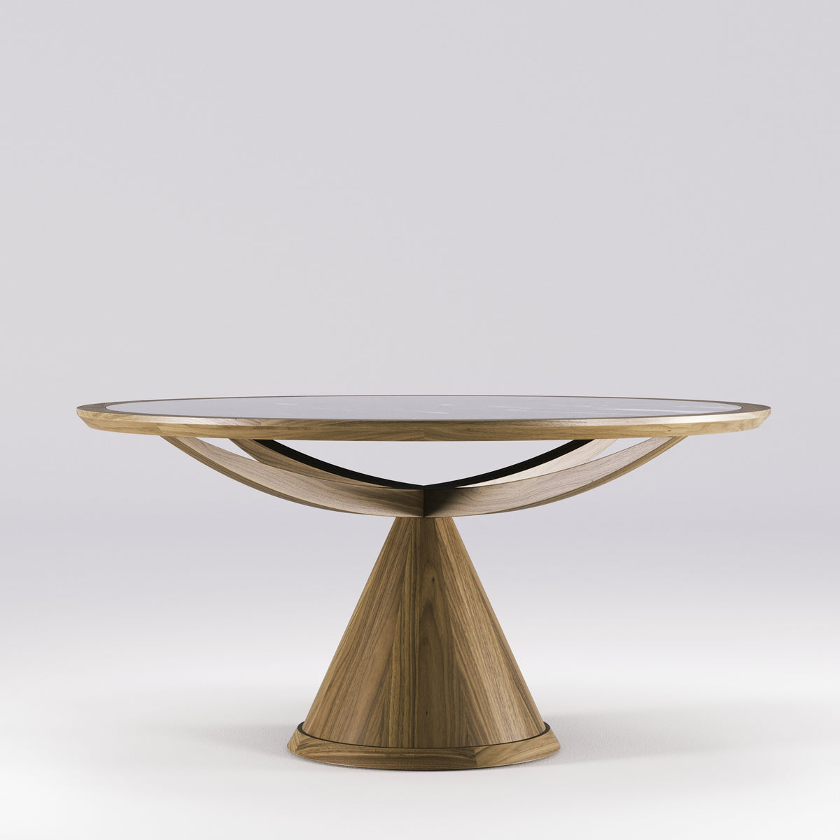 Table à manger ronde Vasco en noyer et céramique noire veinée vue de biais, ses bras courbes croisés