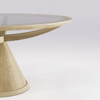 Bord du plateau de verre bronze posé dans son anneau de chêne naturel sur la table Vasco