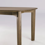 Jonction de la ceinture et d'un pied de la table Soma en noyer foncé