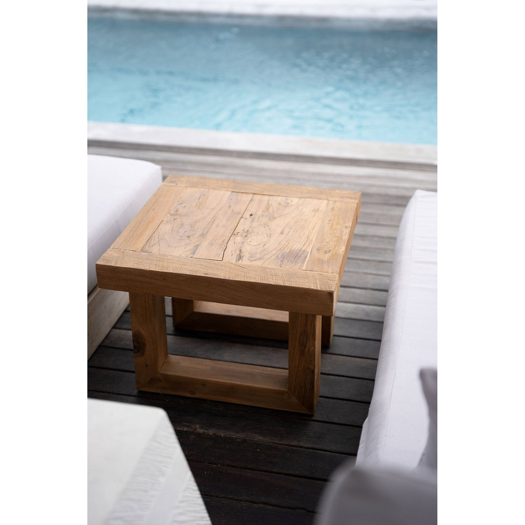 Table d'appoint basse en teck recyclé en situation