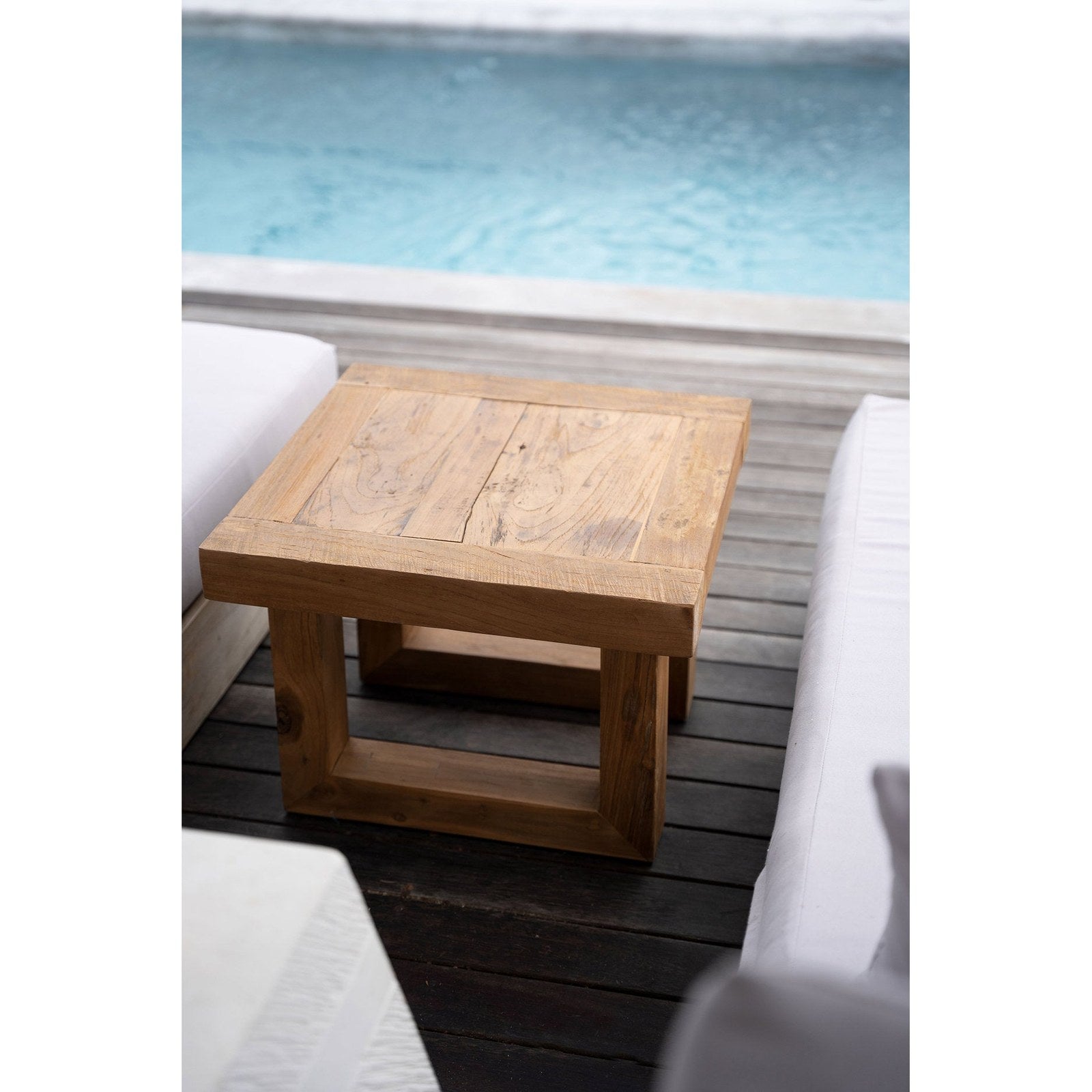 Table d'appoint basse en teck recyclé en situation