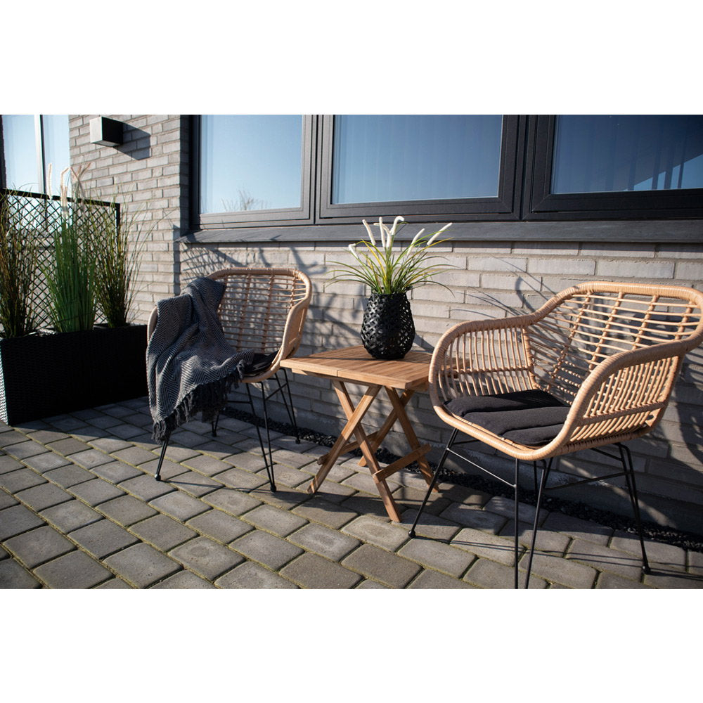 Table Bilbao teck sur terrasse avec chaises en rotin naturel et plante verte