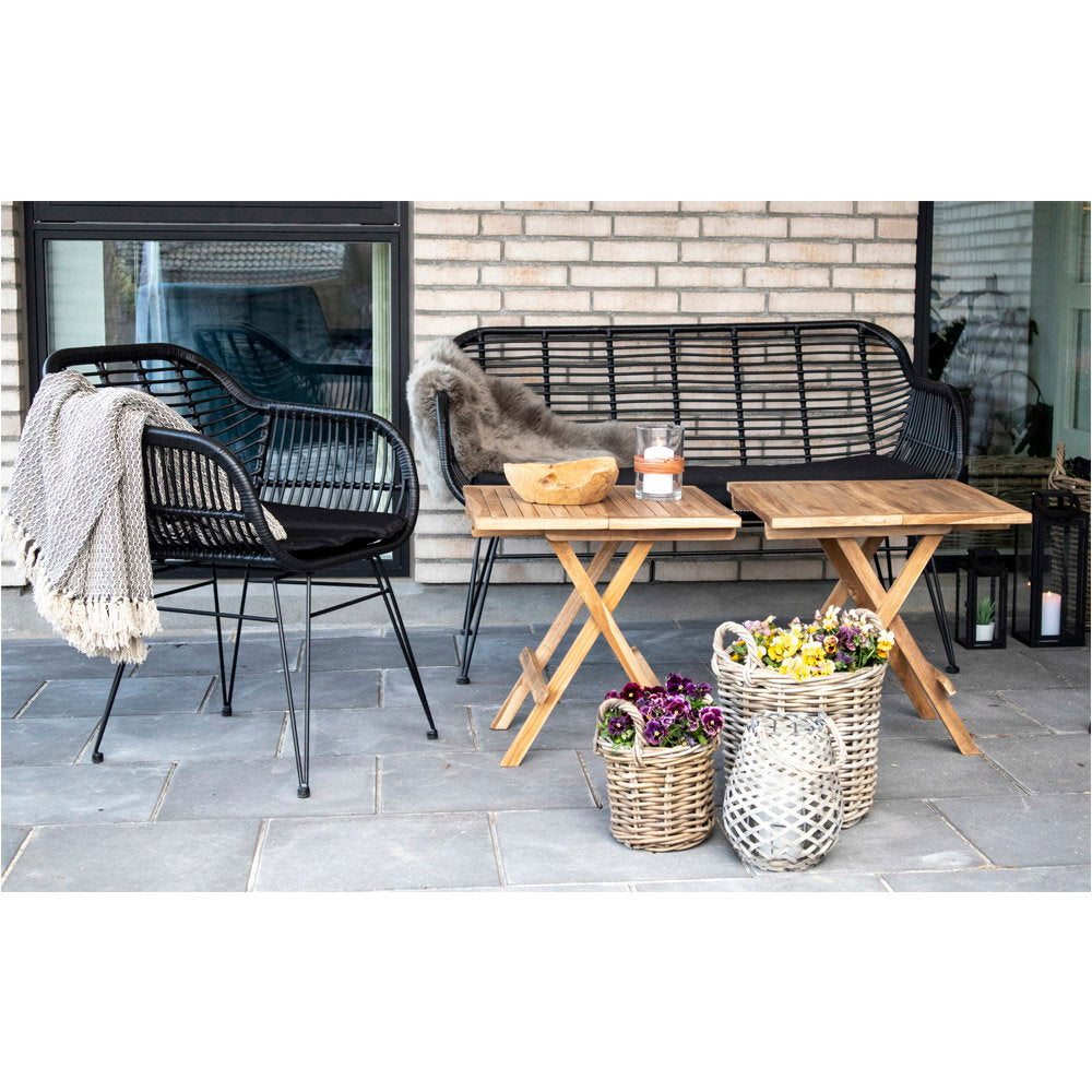 Table Bilbao teck sur terrasse avec salon de jardin noir et paniers tressés