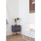 Table d'appoint Vita blanche 45x45 cm ambiance salon fauteuil bouclé gris et étagère