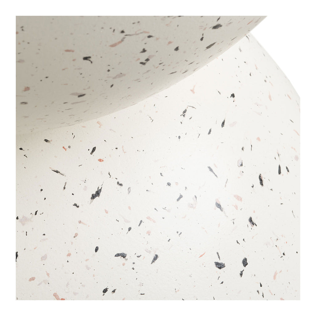 Détail base ronde table d'appoint Bonita fiberclay texture terrazzo blanc