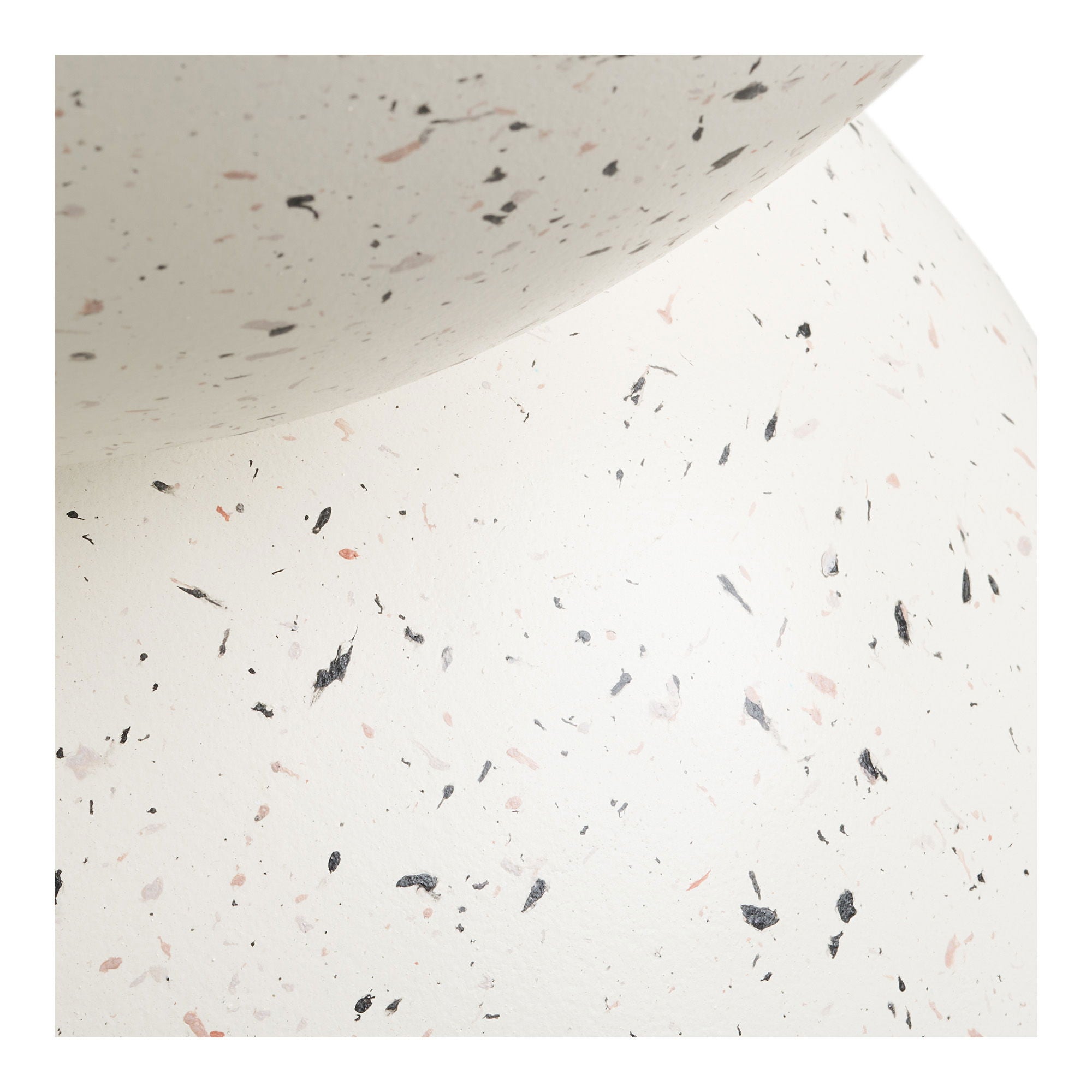 Détail base ronde table d'appoint Bonita fiberclay texture terrazzo blanc