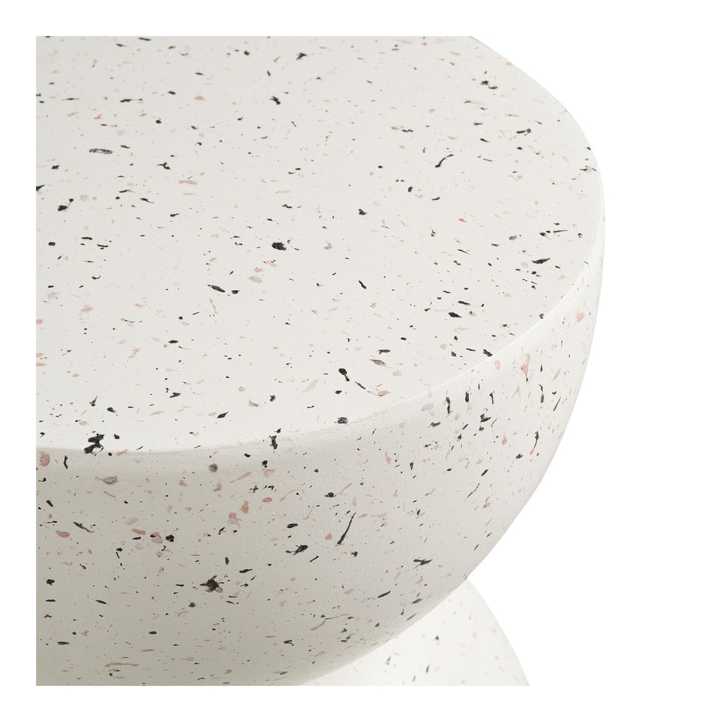 Gros plan plateau rond table d'appoint effet terrazzo inclusions noires et roses