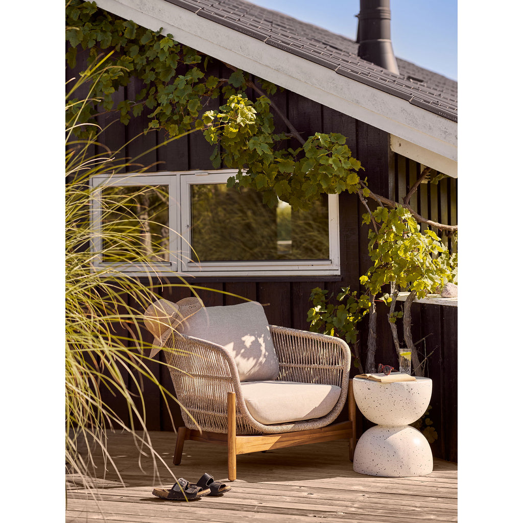 Table d'appoint Bonita blanc terrazzo posée sur terrasse bois décoration outdoor