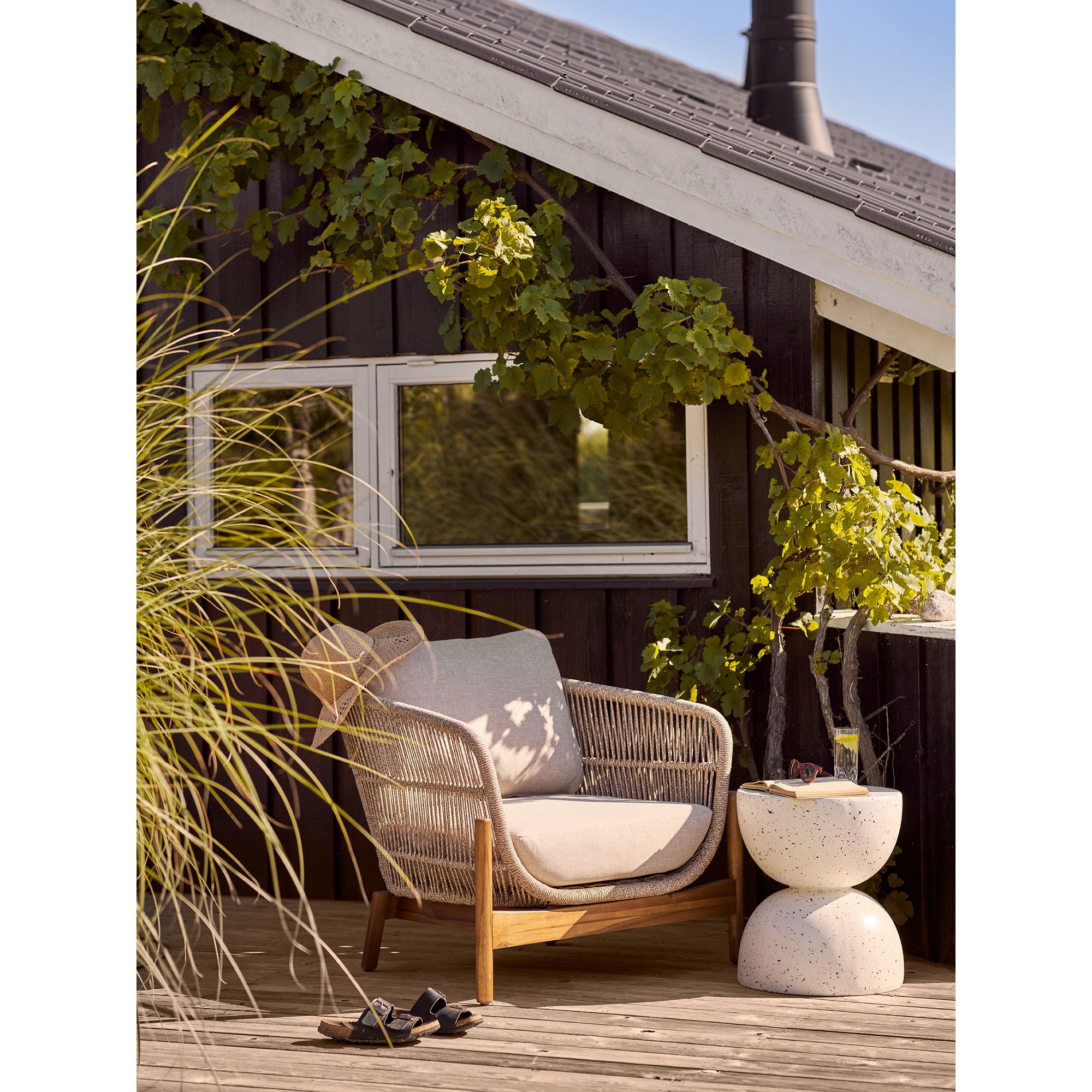 Table d'appoint Bonita blanc terrazzo posée sur terrasse bois décoration outdoor