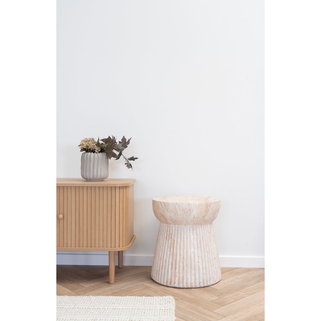 Table d'appoint Bonn naturelle en situation salon intérieur parquet chevron buffet bois
