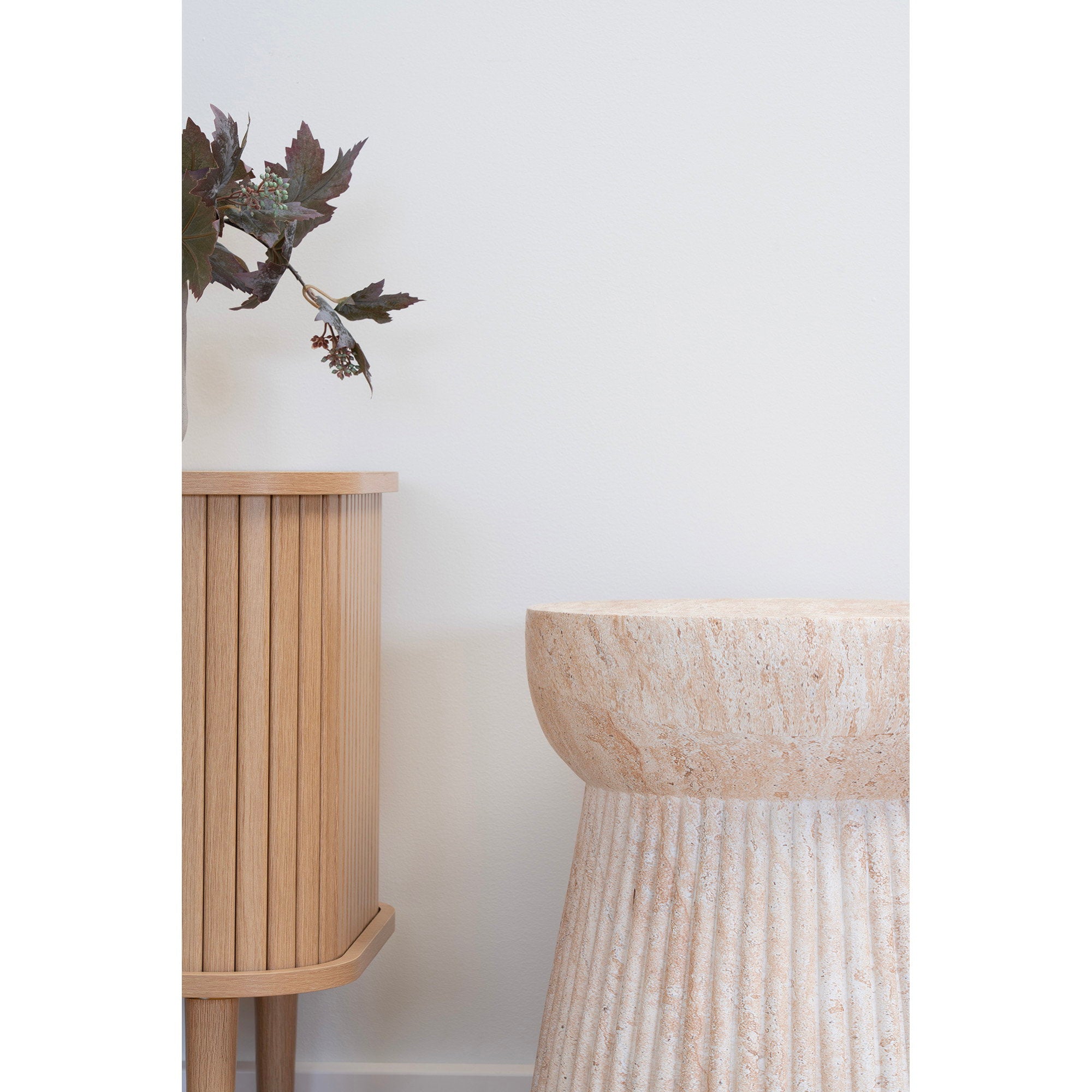 Gros plan plateau et cannelures table d'appoint Bonn fiberclay effet pierre naturelle